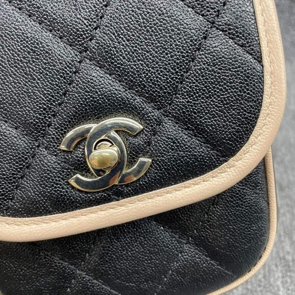 100% Authentic CHANEL Leather Shoulder Bag - Picture 7 of 15